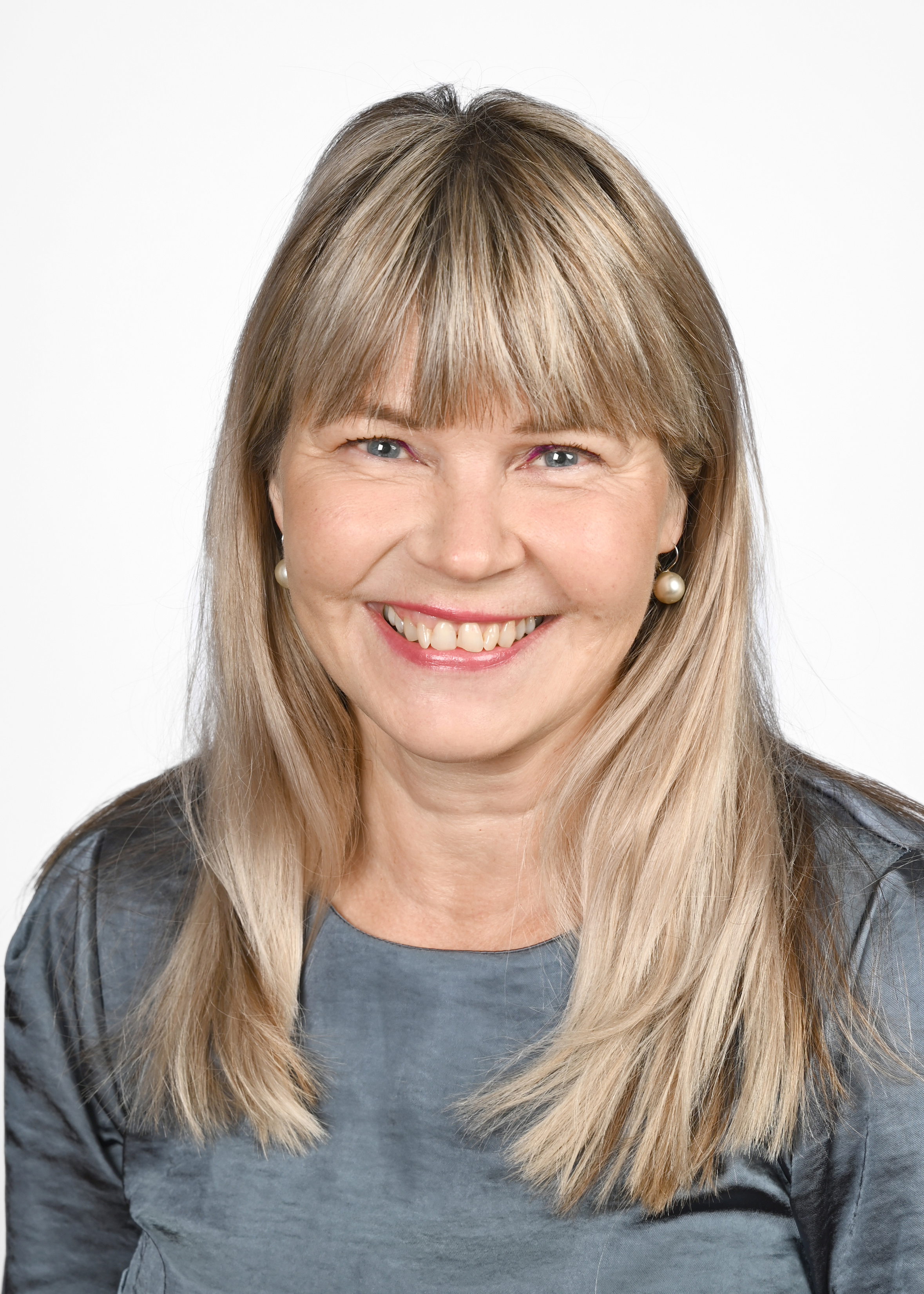 Maahanmuutto- ja palvelusihteeri Teija Pajula katsoo hymyillen kameraan.