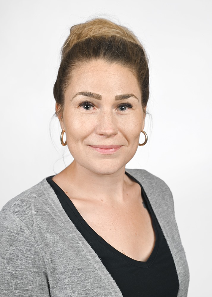 vaalea nainen katsoo kameraan