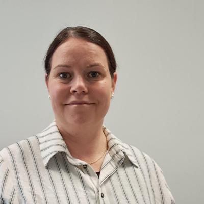 nainen vaaleassa puserossa