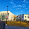 Wintteri-rakennuksen julkisivua ja leikkialuetta