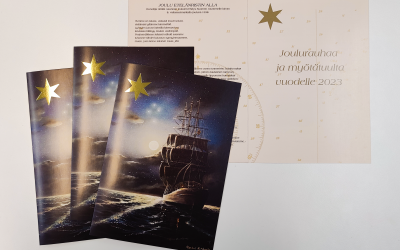 Uudenkaupungin Merihistoriallisen yhdistyksen joulukortti 2022, kuvassa vene öisessä meressä ja iso kultainen tähti