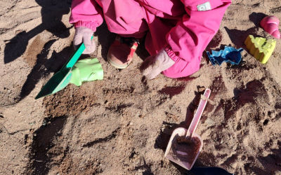 Lapsi leikkii hiekkaleluilla