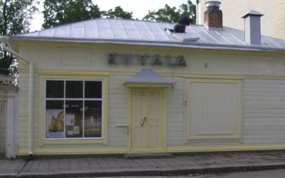 Vanha, puinen elokuvateatteri Kuvala