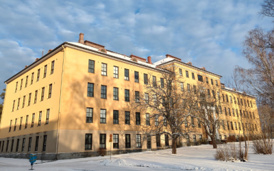 Kuvassa keltainen virastotalo Mörne kuvattuna etuvasemmalta aurinkoisena ja lumisena talvipäivänä.