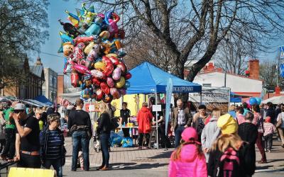 Kevätmarkkinat Alisellakadulla, myyntikojuja, ihmisiä, ilmapalloja.