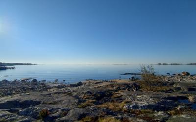 Kuva merenrannasta Uudessakaupungissa, etualalla kalliorantaa ja taustalla meri ja horisontti