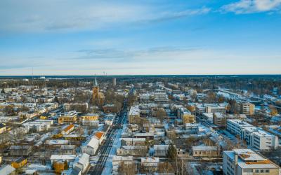 Ilmakuva Uudenkaupungin keskustasta talviaikaan.