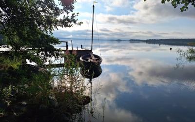 Iltamaisema laituri, meri ja pieni purjevene
