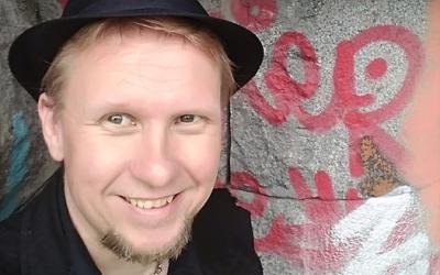 Kirjailija Mika Kivelä. Kuva: Kalevi Mäki Mika Kivelän kirjalijakuva. Kuvaaja: Kalevi Mäki