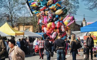 Markkinaväkeä, myyntikojuja ja ilmapalloja.