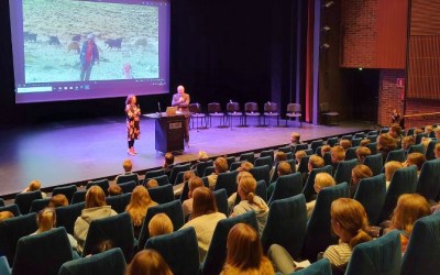 Lasten parlamentin istunto Kulttuurikeskus Crusellin salissa.