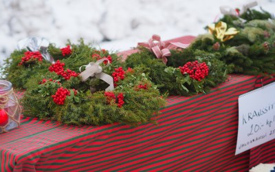 Koristellut kranssit pöydällä.