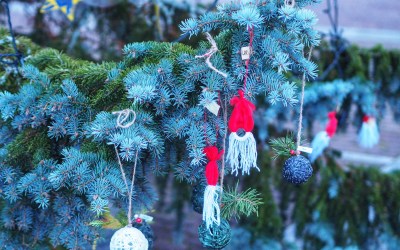 Piirretyt kuuset ja kuusenpallo.