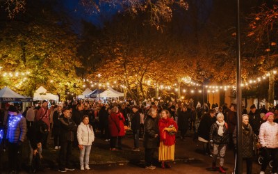 Sadat ihmiset seisovat Rauhanpuistossa.