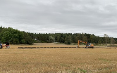 Peltoja Salmen auleella. Kuvassa menossa salaojitus.