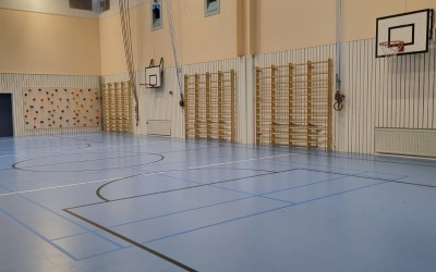 sisäliikuntasalissa puolapuut ja kiipeilyseinä