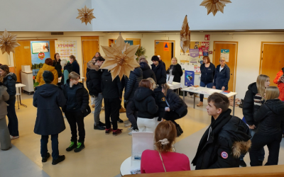 Nuoria sisätiloissa keskustelemassa eri ihmisten kanssa.