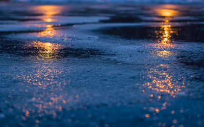 Jäänpintaa, johon heijastuu valoa.