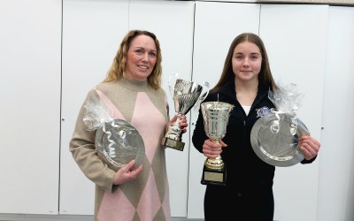 kaksi palkittua naista pokaalinen kanssa