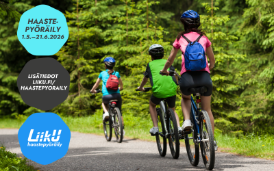 kolme lasta polkee pyörällä, taustalla metsää