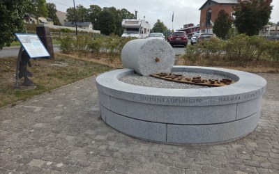 Kivestä tehty muistomerkki Kaupunginlahden rannalla