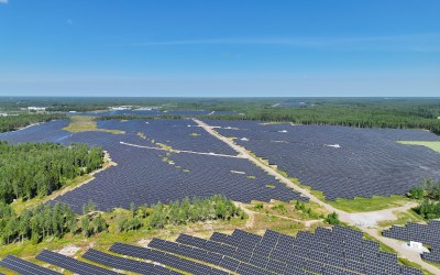 Kalannin aurinkopuiston paneelit ilmasta käsin kuvattuna.