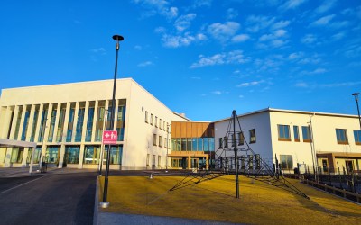 Wintteri-rakennuksen julkisivua ja leikkialuetta