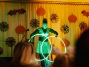 Led-vanne ja taiteilija-Linda lavalla.