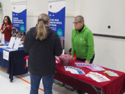 Kaksi naista juttelee.