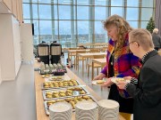 karjalanpiirakoita ja kahvia juhlatilaisuudessa