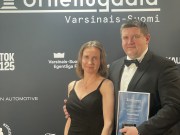 nainen ja mies palkinto kädessä urheilugaalassa