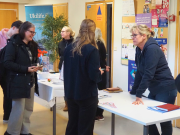 Naiset keskustelevat nuorten kanssa.