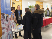 Kaksi naista keskustelee nuorten miesten kanssa.