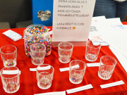 Hamahelmiä, lasikippoja ja teksti "Mikä on pahin moka työhaastattelussa?" pöydällä.