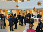 Paljon ihmisiä sisätiloissa.