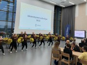 nuoria tanssityttöjä juhlatilaisuudessa esiintymässä