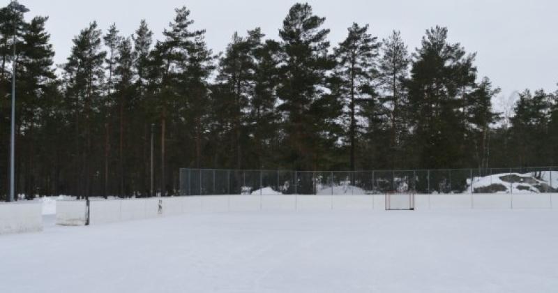 Talvinen maisemakuva luistelukaukalosta