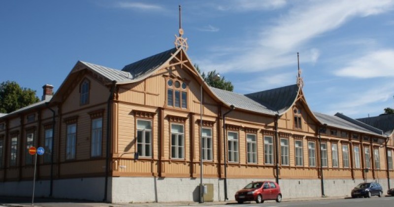 Kuvassa on vanha kirjastotalo kuvattuna ulkoapäin. 