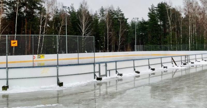 Talvinen kuva luistelukaukalosta