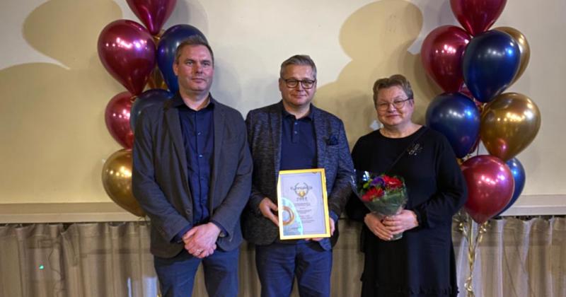 Kulttuurijohtaja Petri Hatakka, hyvinvointijohtaja Jan Vuorenlaakso ja museojohtaja Mari Jalava vastaanottamassa palkintoa