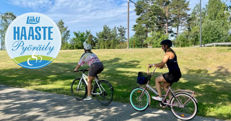 kaksi naista pyöräilee kesäisellä ilmalla 