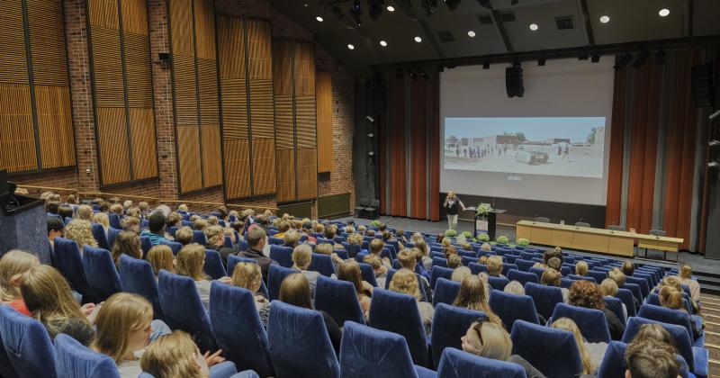 Crusell-sali täynnä neljännen luokan oppilaita tiedepaneelissa Lasten Symposiumin päivänä