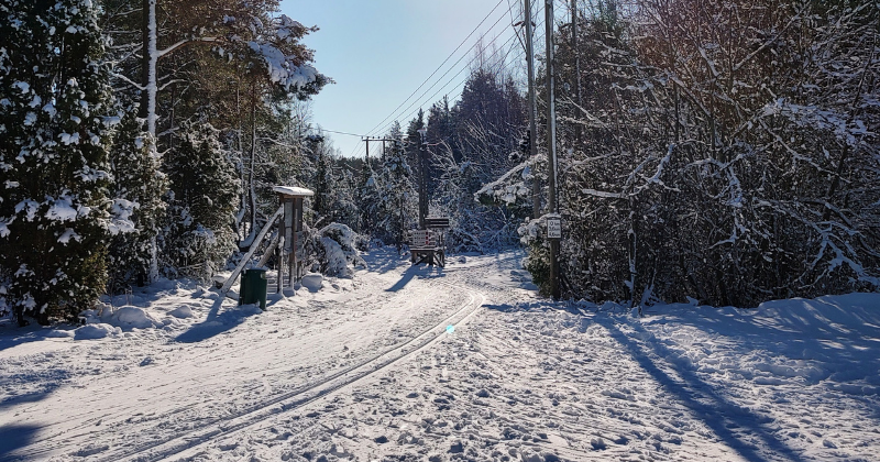 Sorvakon hiihtolatu aurinkoisella ilmalla.