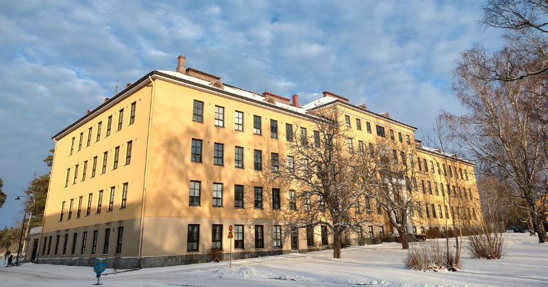 Kuvassa keltainen virastotalo Mörne kuvattuna etuvasemmalta aurinkoisena ja lumisena talvipäivänä.