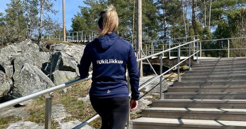 nainen juoksuportailla