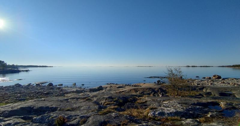 Kuva merenrannasta Uudessakaupungissa, etualalla kalliorantaa ja taustalla meri ja horisontti