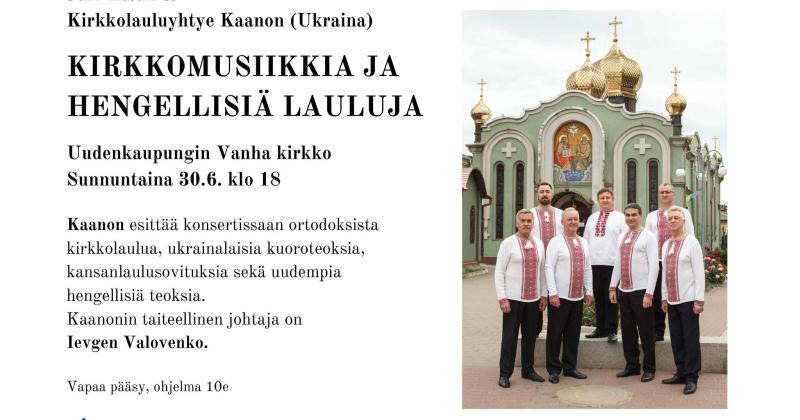 Mieskuoro ortodoksikirkon edessä. Kuorolla päällään ukrainalaiset valkoiset paidat, joissa punaista kirjailua.