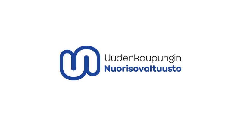 Uudenkaupungin nuorisovaltuuston sininen logo ja teksti valkoista taustaa vasten.