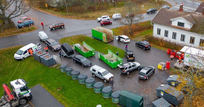 Siirreltävä jätehuoltoasema, jätteenkeräys ja -lajitteluastioita parkkipaikalla. 