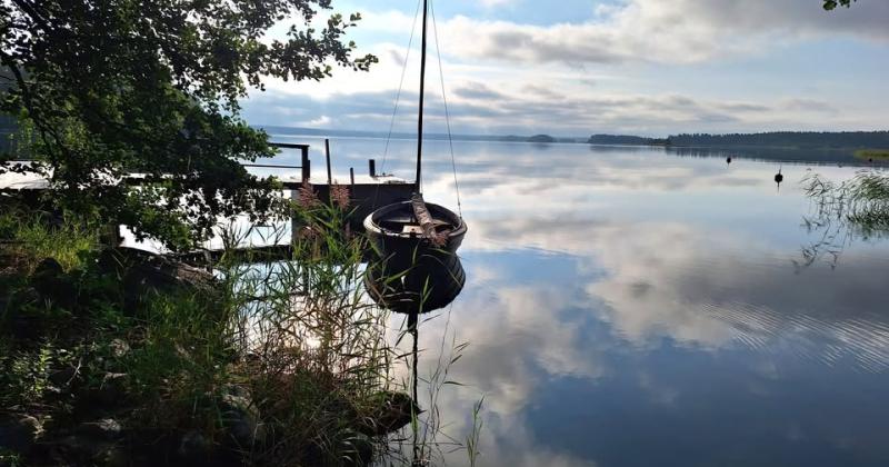 Iltamaisema laituri, meri ja pieni purjevene